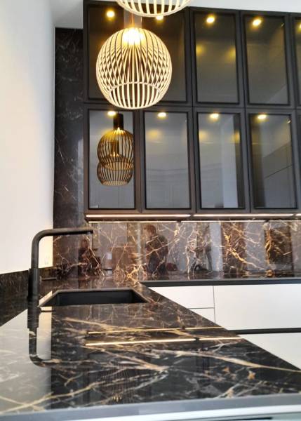 plan de travail en pierre naturelle chez showroom443 à Nîmes près de Montpellier