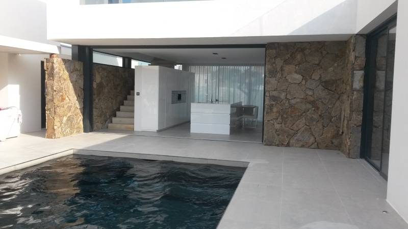 cuisine épurée sans poignée laquée blanc italienne de luxe sur Nîmes près de Montpellier