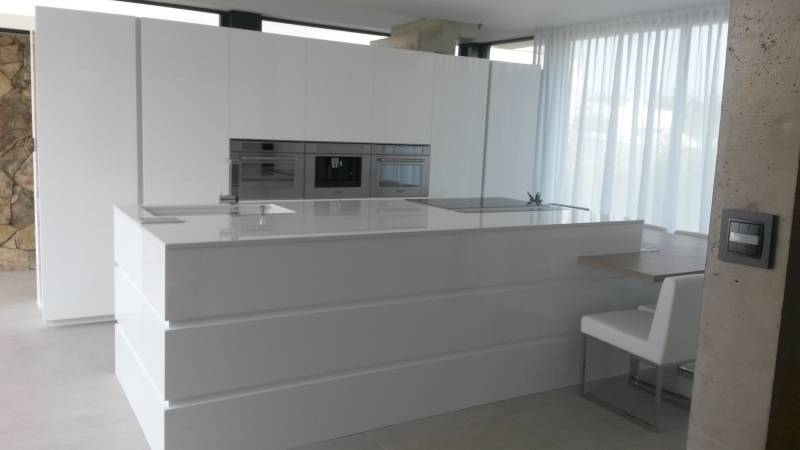 cuisine épurée sans poignée laquée blanc sur Nîmes près de Montpellier