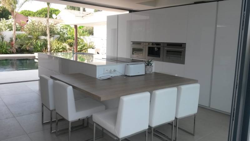 cuisine épurée sans poignée laquée blanc italienne avec coin repas sur Nîmes près de Montpellier