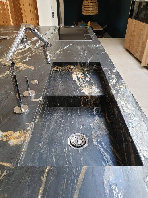Plan de travail de cuisine en pierre naturelle african fusion avec évier moulé sur mesure à Nîmes près de Montpellier