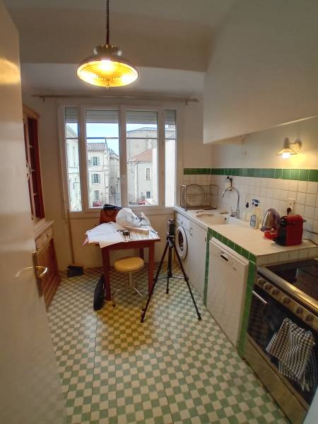 Rénover une cuisine ancienne en espace moderne avec mobilier bois et électroménager encastré à Nîmes centre-ville
