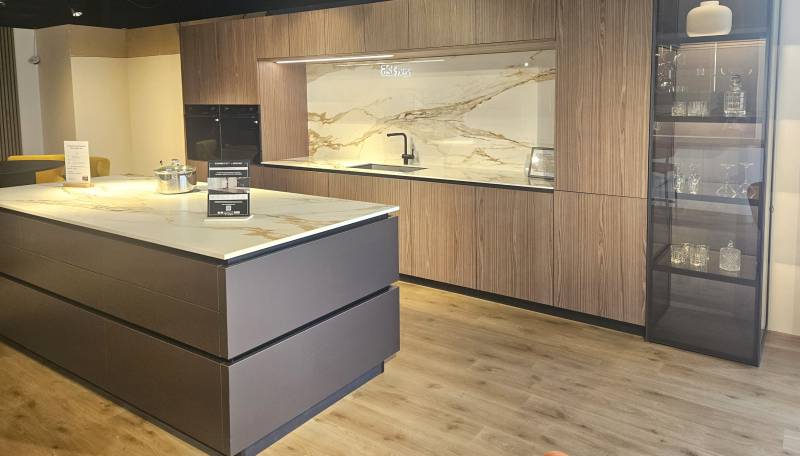 Cuisine exposition placage noyer et bronze avec cooking surface à prix exceptionnel