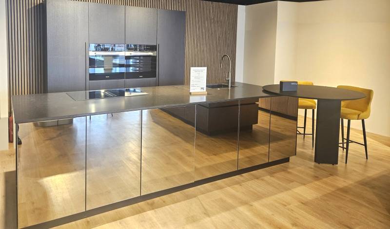 Cuisine exposition chêne teinté noir et miroir à prix exceptionnel