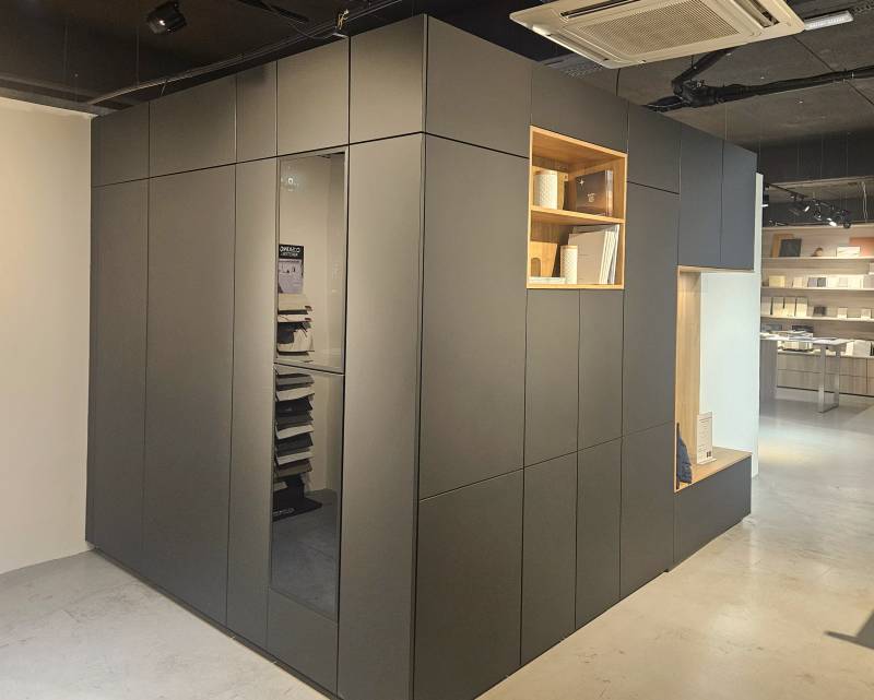 Aménagement noir et bois d'exposition à prix exceptionnel