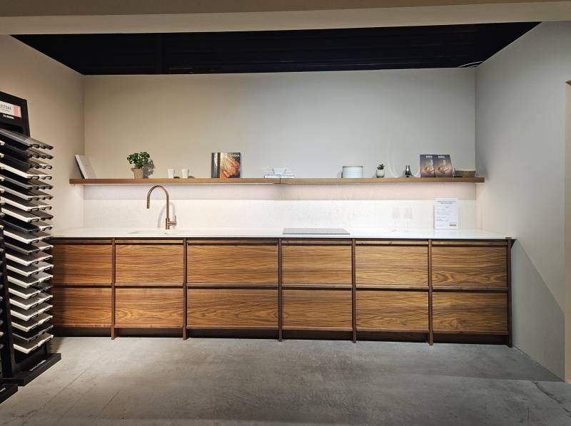 Cuisine exposition en placage noyer et plan de travail silestone à prix exceptionnel