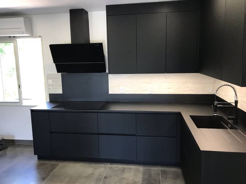 Plan de travail sur mesure haut de gamme en compact chez Mr et Mme K. sur Nîmes près d'Uzès