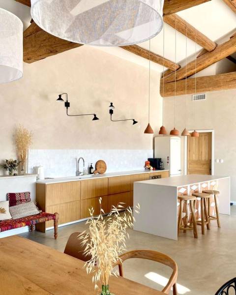 cuisine contemporaine au style méditerranéen avec ilot central sur Nîmes dans le Gard