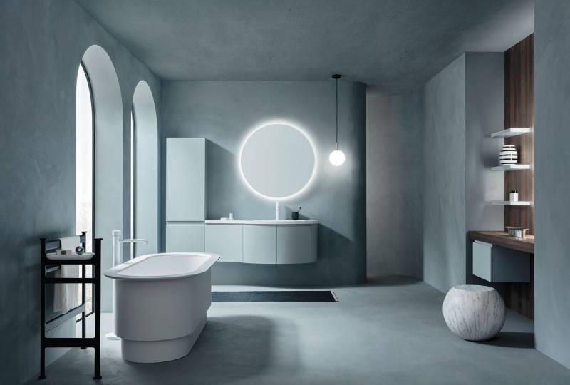 Salle de bain moderne avec meuble suspendu et baignoire ilot chez Showroom443 