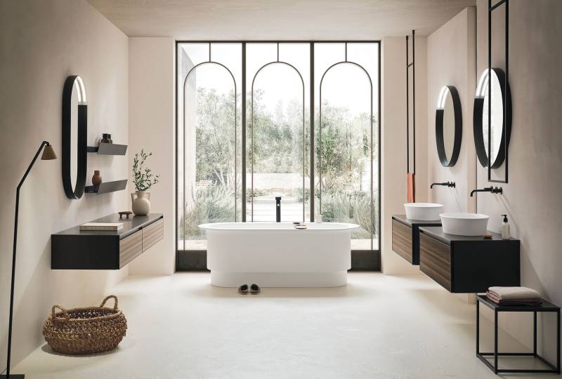 Salle de bain moderne avec meuble vasque suspendu et baignoire ilot chez Showroom443 à Nîmes