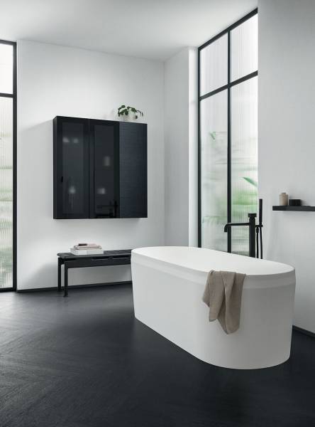 Salle de bain moderne avec meuble vasque suspendu chez Showroom443 à Nîmes