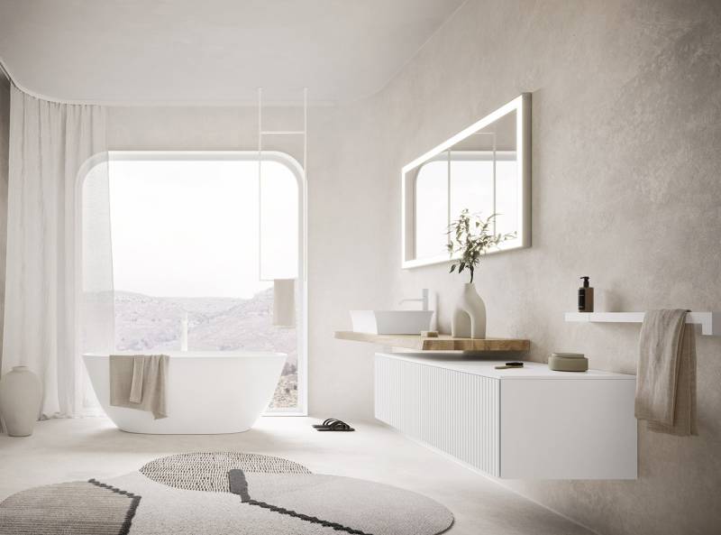 Salle de bain moderne avec meuble suspendu et baignoire ilot à Nîmes