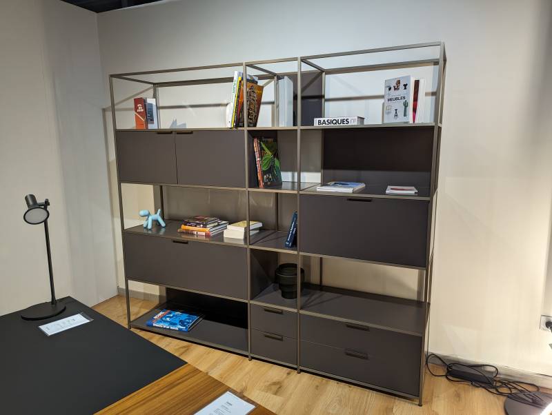 Bibliothèque d'exposition sur mesure avec portes battantes DITAà Nîmes près d'Uzès