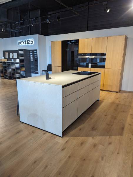 Cuisine design haut de gamme allemande façades en céramique et en placage bois à Nîmes dans le Gard