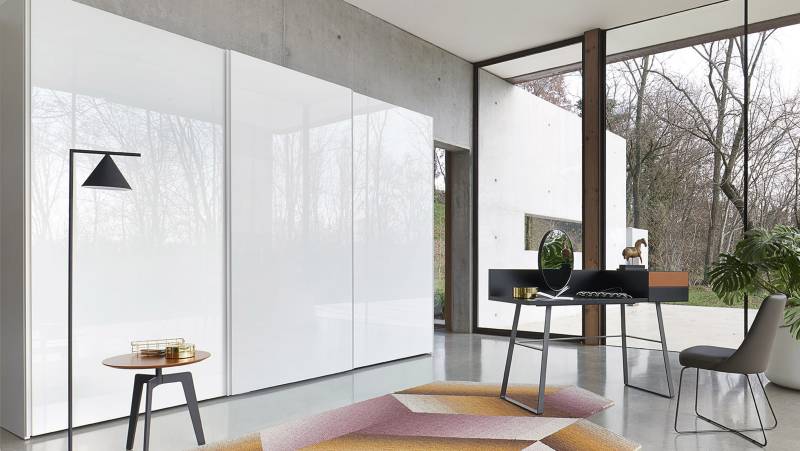 Dressing fermé avec portes coulissantes en verre laqué blanc San giacomo sur Nîmes dans le Gard