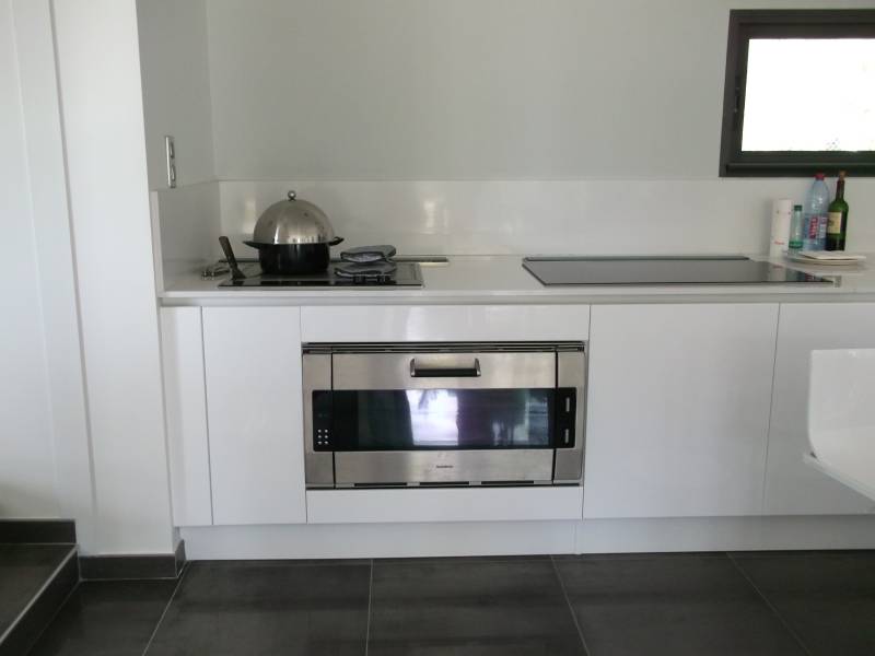 Réalisation d'une cuisine sans poignée laqué blanc haut de gamme sur Rochefort du Gard, four 90cm