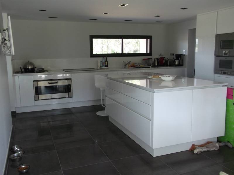 Réalisation d'une cuisine sans poignée laqué blanc haut de gamme sur Rochefort du Gard, vue d'ensemble