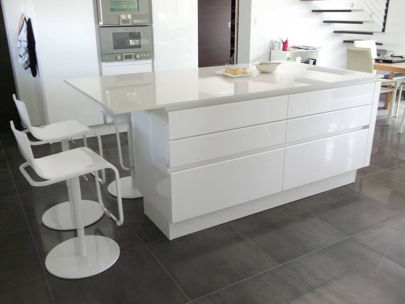Réalisation d'une cuisine sans poignée laqué blanc haut de gamme sur Rochefort du Gard, plan de travail en silestone