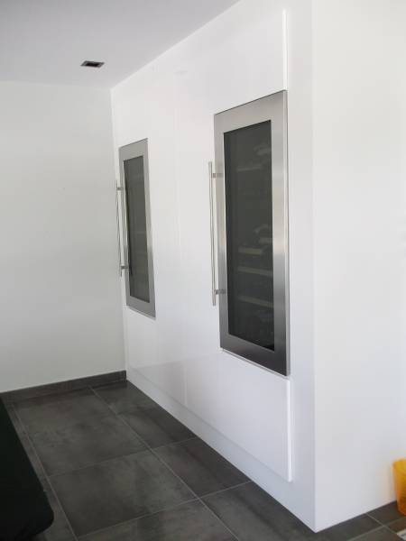 Réalisation d'une cuisine sans poignée laqué blanc haut de gamme sur Rochefort du Gard, caves à vin intégrées