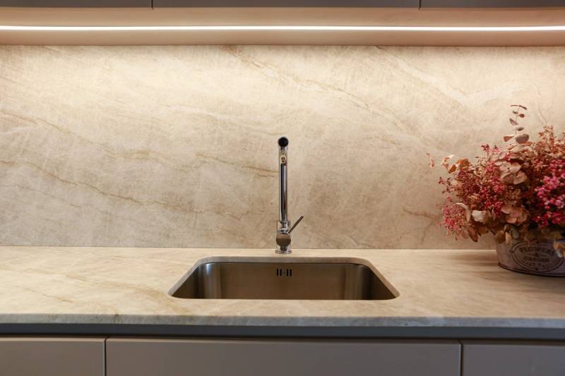 Plan de travail de cuisine en pierre naturelle sur mesure avec cuve sous plan à Nîmes près de Montpellier