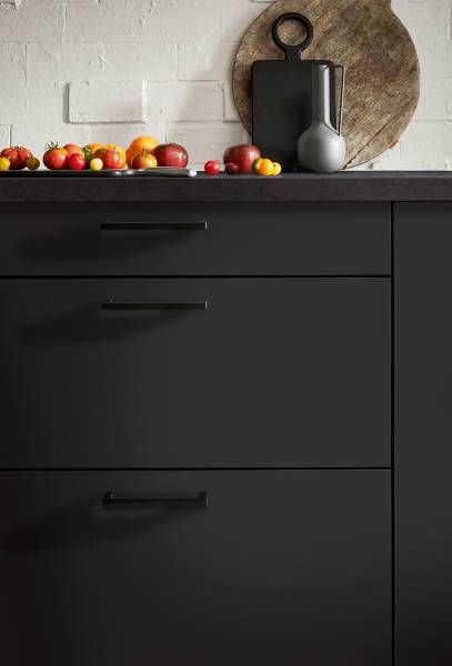 Zoom sur la cuisine moderne noire pour une décoration chic près de Montpellier