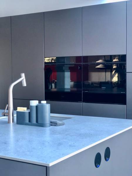 Créer une cuisine sur mesure avec îlot central et matériaux haut de gamme près d’Uzès et Nîmes