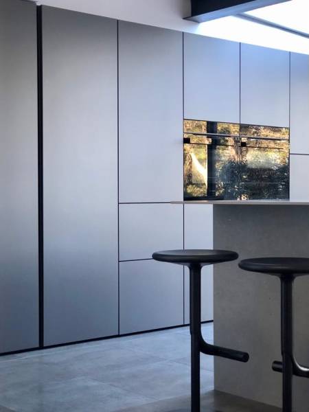 Cuisine moderne sur mesure installée par Showroom443