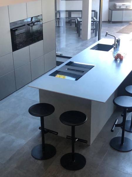 Créer une cuisine sur mesure avec îlot central et matériaux haut de gamme près d’Uzès et Nîmes