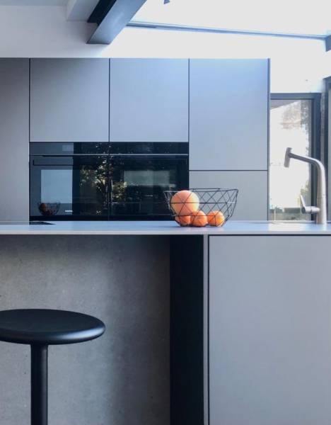 Créer une cuisine sur mesure avec îlot central et matériaux haut de gamme près d’Uzès et Nîmes