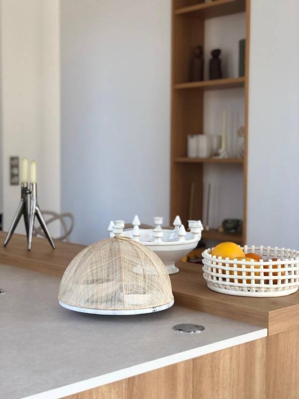 Concevoir une cuisine haut de gamme en bois naturel avec plan de travail structuré et prises intégrées à Nîmes