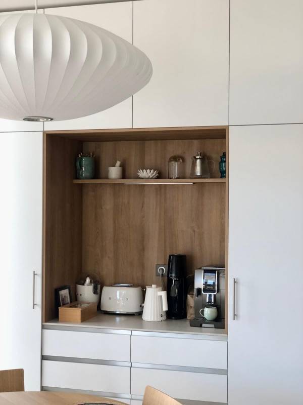 Concevoir une cuisine haut de gamme en bois naturel avec plan de travail structuré et prises intégrées à Nîmes