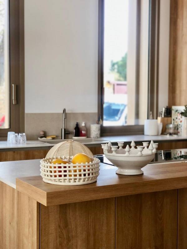 Concevoir une cuisine haut de gamme en bois naturel avec plan de travail structuré et prises intégrées à Nîmes