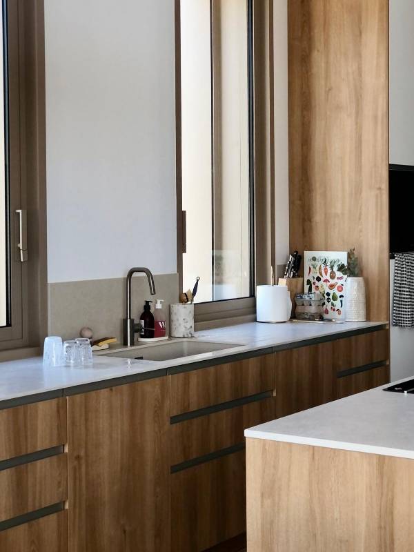 Concevoir une cuisine haut de gamme en bois naturel avec plan de travail structuré et prises intégrées à Nîmes