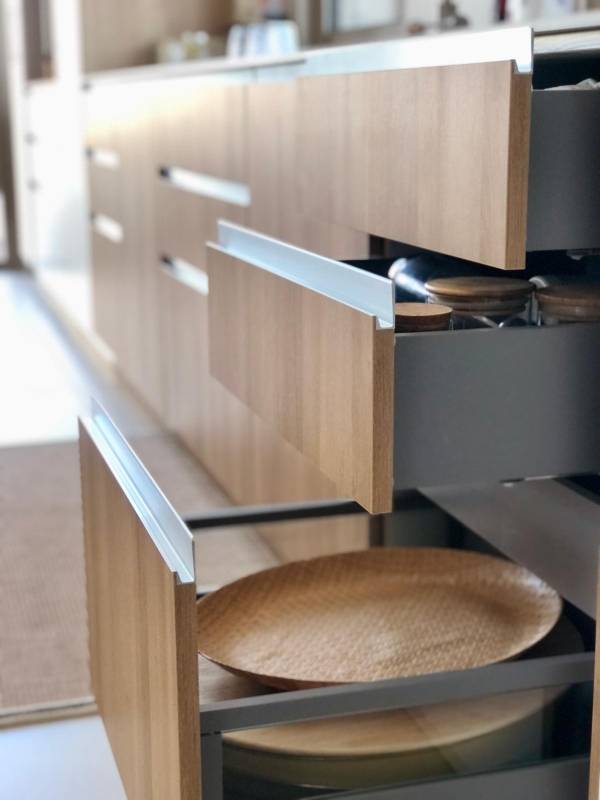 Concevoir une cuisine haut de gamme en bois naturel avec plan de travail structuré et prises intégrées à Nîmes