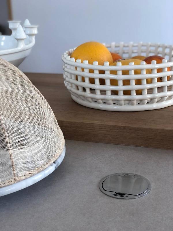 Concevoir une cuisine haut de gamme en bois naturel avec plan de travail structuré et prises intégrées à Nîmes