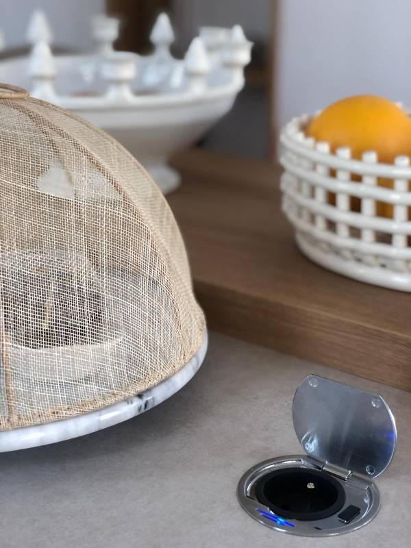 Concevoir une cuisine haut de gamme en bois naturel avec plan de travail structuré et prises intégrées à Nîmes