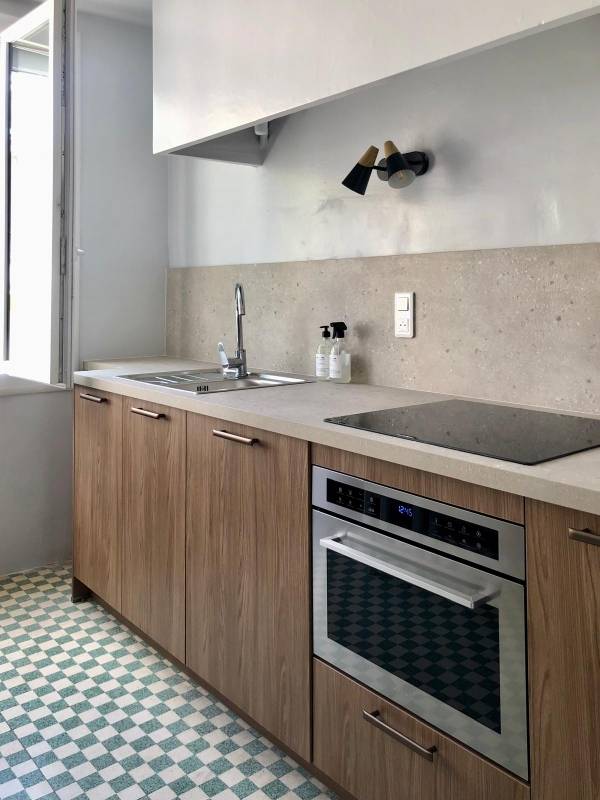 Rénover une cuisine ancienne en espace moderne avec mobilier bois et électroménager encastré à Nîmes centre-ville