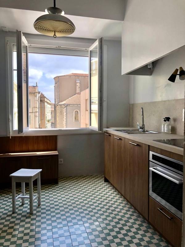 Rénover une cuisine ancienne en espace moderne avec mobilier bois et électroménager encastré à Nîmes centre-ville