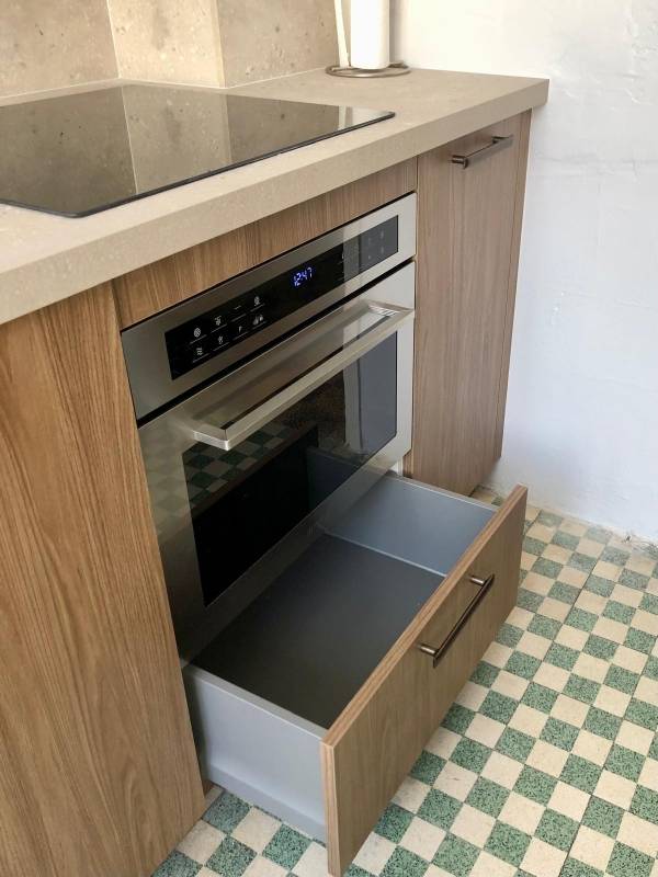 Rénover une cuisine ancienne en espace moderne avec mobilier bois et électroménager encastré à Nîmes centre-ville
