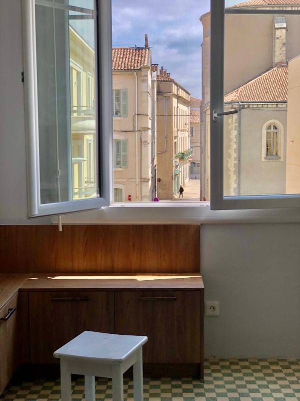 Rénover une cuisine ancienne en espace moderne avec mobilier bois et électroménager encastré à Nîmes centre-ville