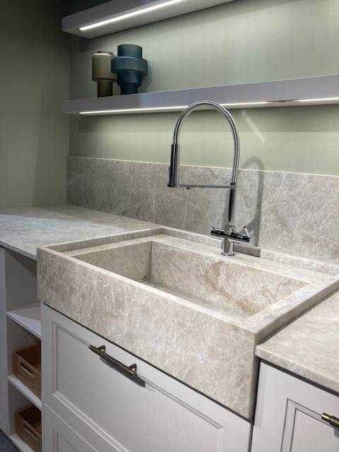 évier timbre d'office en pierre pour une cuisine moderne et une touche rétro à Nîmes