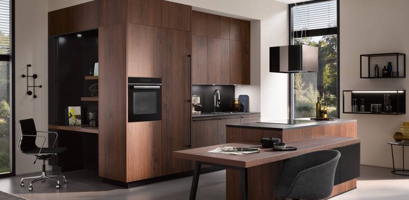 cuisine noire et bois tendance noyer chez Showroom443 à Nîmes