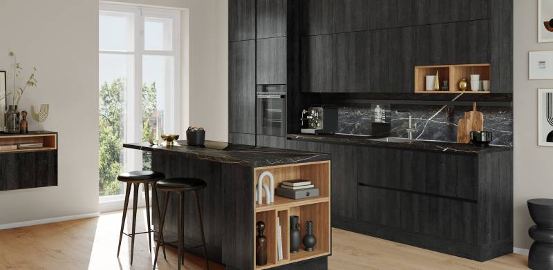 cuisine noire et bois tendance chêne teinté noir et naturel chez Showroom443