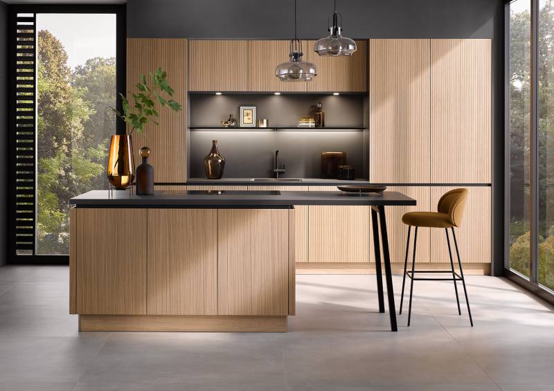 cuisine noire et bois tendance chêne strié naturel à Nîmes