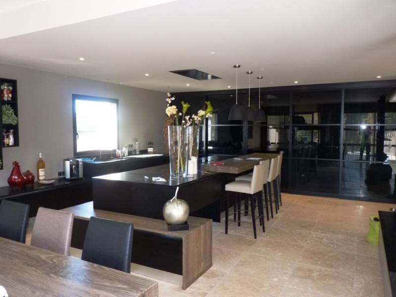 cuisine avec plan de travail en granit haut de gamme façades chêne teinté noir sur Nîmes dans le Gard