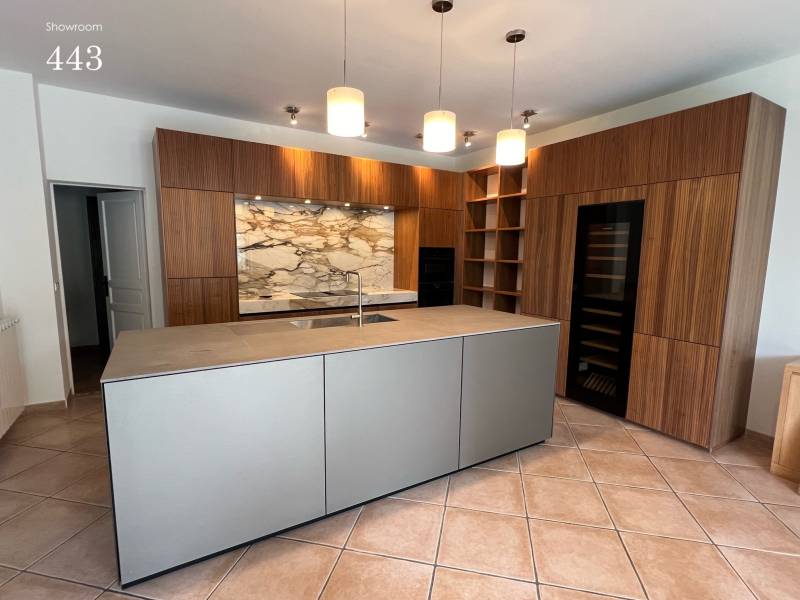 Une nouvelle cuisine toute équipée contemporaine installée chez notre client par Showroom443