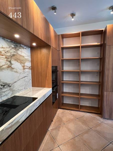 Une nouvelle cuisine toute équipée contemporaine installée par Showroom443 chez notre client près de Nîmes