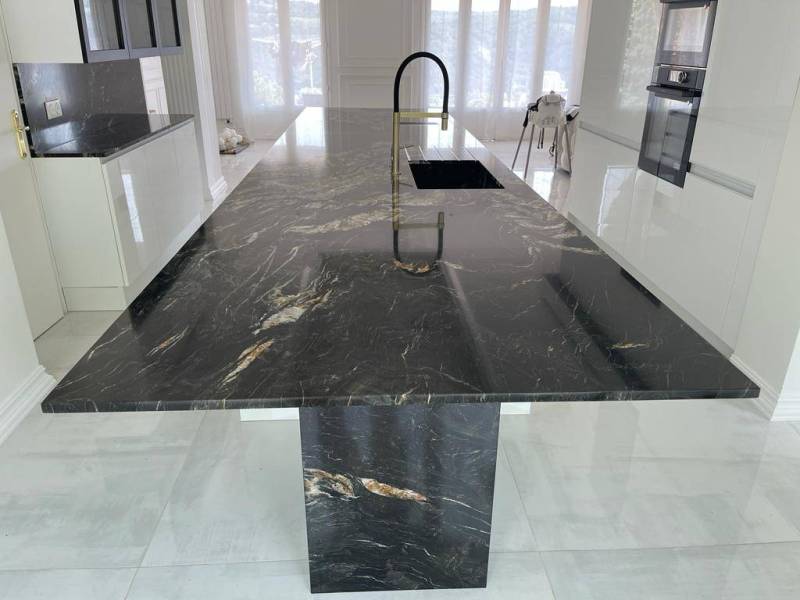Plan de travail de cuisine en pierre naturelle poli à Nîmes près de Montpellier
