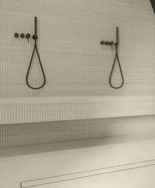 Nouvelles couleurs et textures en Dekton pour une salle de bain contemporaine chez Showroom443