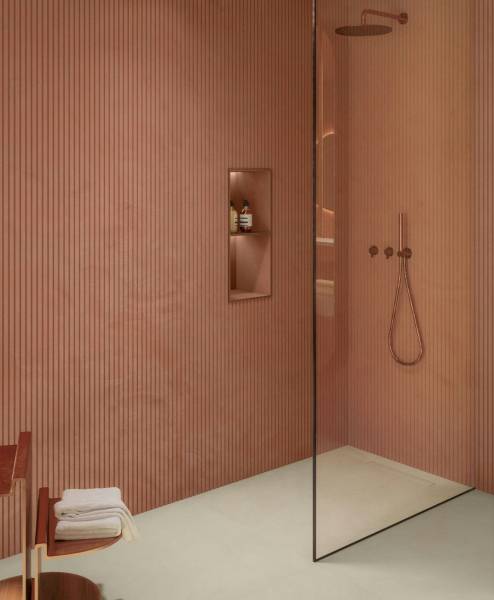 Nouvelles couleurs et textures en Dekton pour une salle de bain originale et contemporaine chez Showroom443 à Nîmes